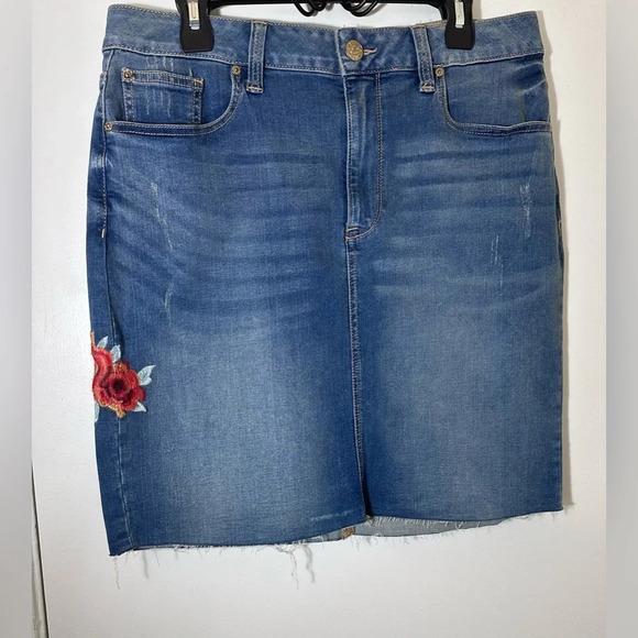 Seven7 Embroidered distressed frayed denim skirt size 14 - Picture 1 of 13